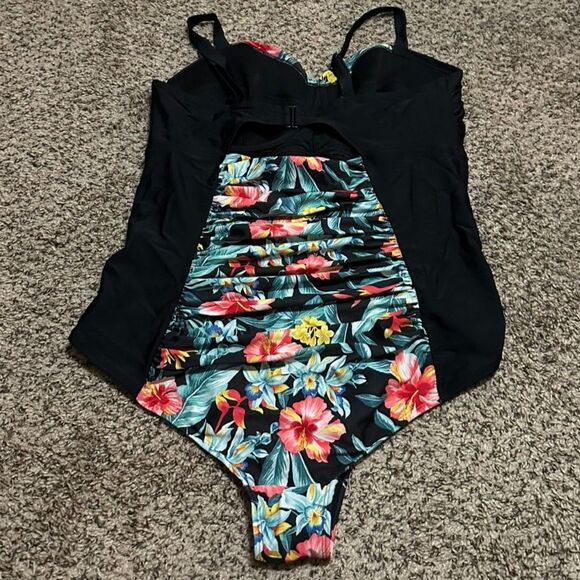 Women's One Piece Floral Bathing Suit W/Rouched Stomach - Lane Bryant 2X - Picture 2 of 3